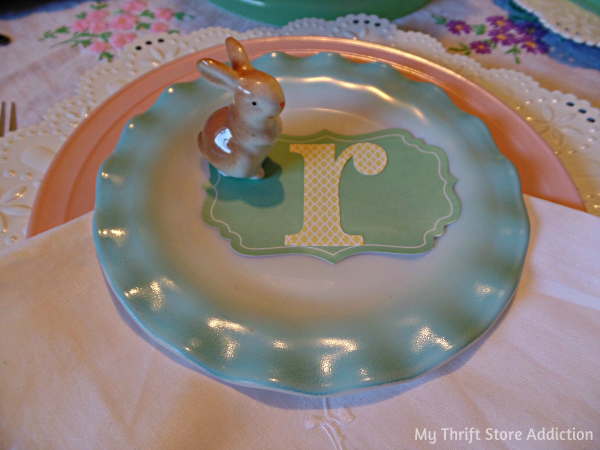 The 15 Minute Fix: Repurposed Gift Tag Place Cards mythriftstoreaddiction.blogspot Mix and match pastel vintage dishes and create place cards from bargain gift tags!