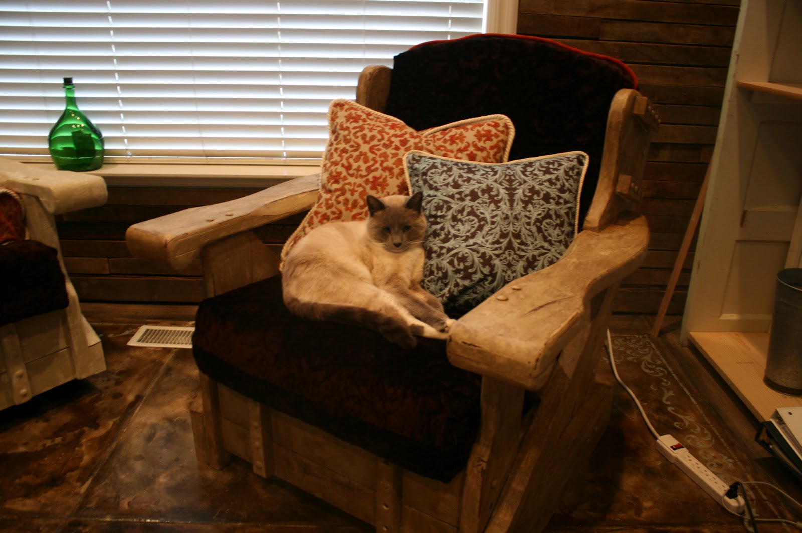 Read Between Designs: Do you like my UGLY chairs??