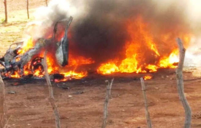 Carro cai em ribanceira, pega fogo e três pessoas morrem em São Gabriel