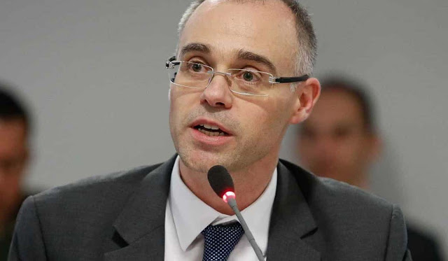 Bolsonaro convida chefe da AGU para lugar de Moro na Justiça