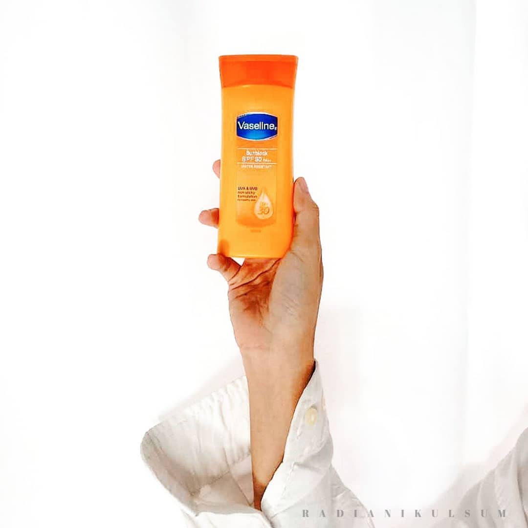 Review Vaseline Sunblock SPF 30 PA++ Water Resistant, Ga Lengket dan Ga Bikin Berlendir Kalo