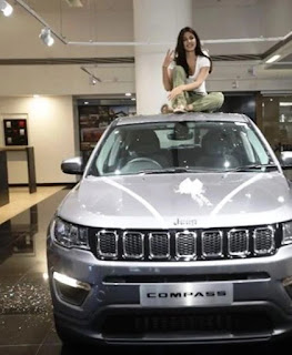 Rhea Chakraborty Dengan Jeepnya
