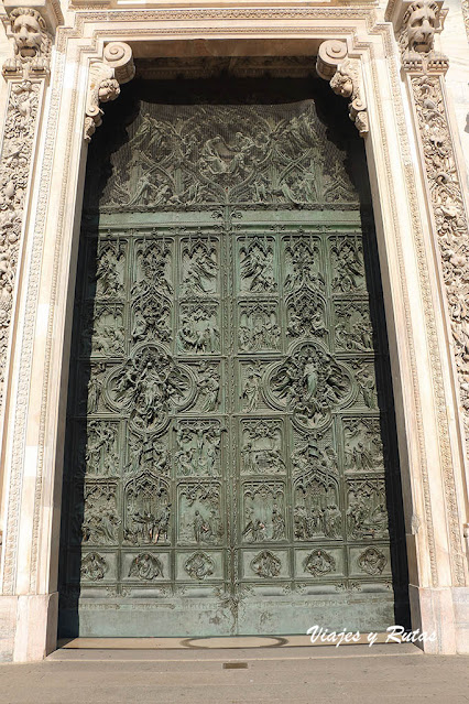 Detalle de las puertas de la Catedral de Milan