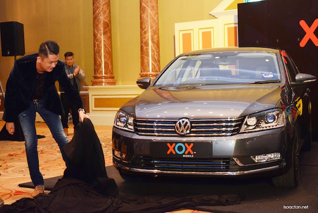 Datuk Eddie Chai, Group Managing Director unveiling the Volkswagen Passat