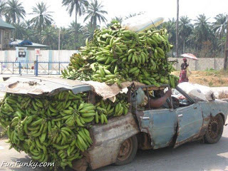 Carro Velho Carregando Cachos de Bananas