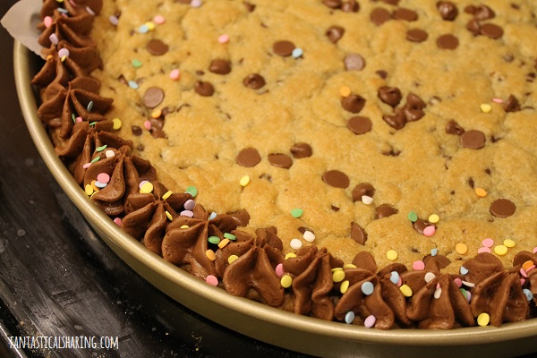 Mrs. Field's Chocolate Chip Cookie Cake Copycat #dessert #copycat #cake #cookie #chocolate #cookiecake