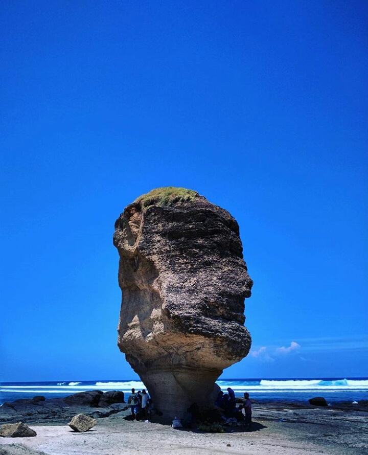 Ayo Wisata ke Pulau Lombok Pantai Batu Payung