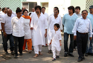 Funeral of Sonu Nigam's mother 