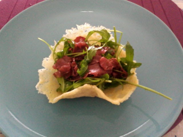 cestini di parmigiano con bresaola e rucola