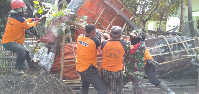 Anggota Koramil Gemolong Bantu Warga Bersihkan Puing Puing Akibat Terjangan Puting Beliung