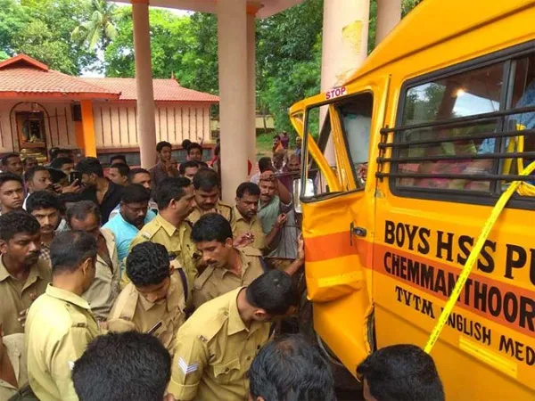 4 students, cleaner hurt as school bus rams into temple in Kollam, Kollam, News, Temple, Accident, Hospital, Treatment, Injured, Students, Kerala