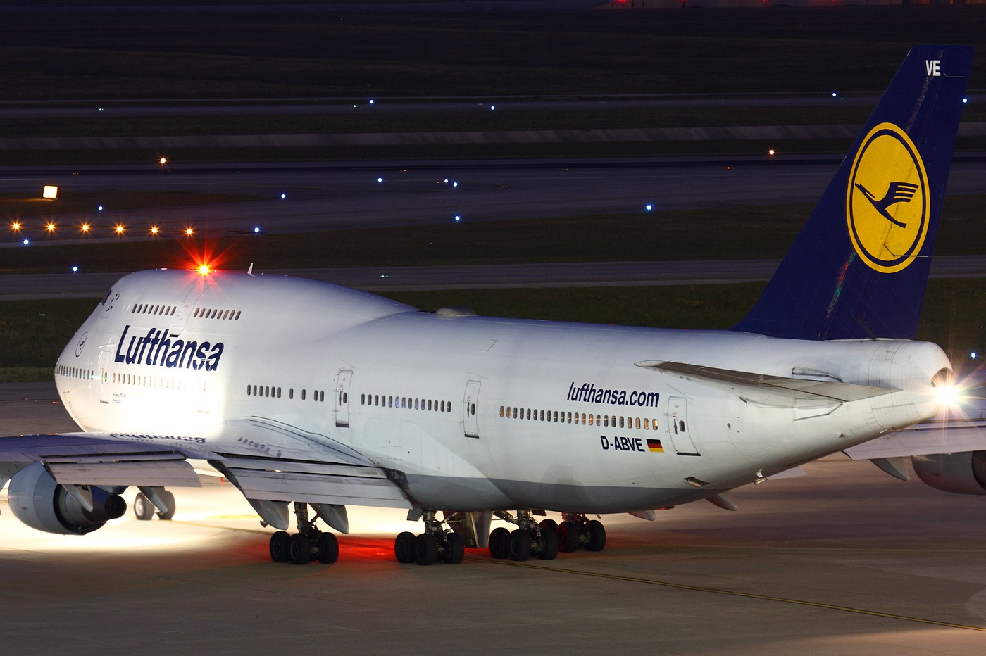 Boeing 747-400 Lufthansa Taxiing Aircraft Wallpaper 3008 - AERONEF.NET