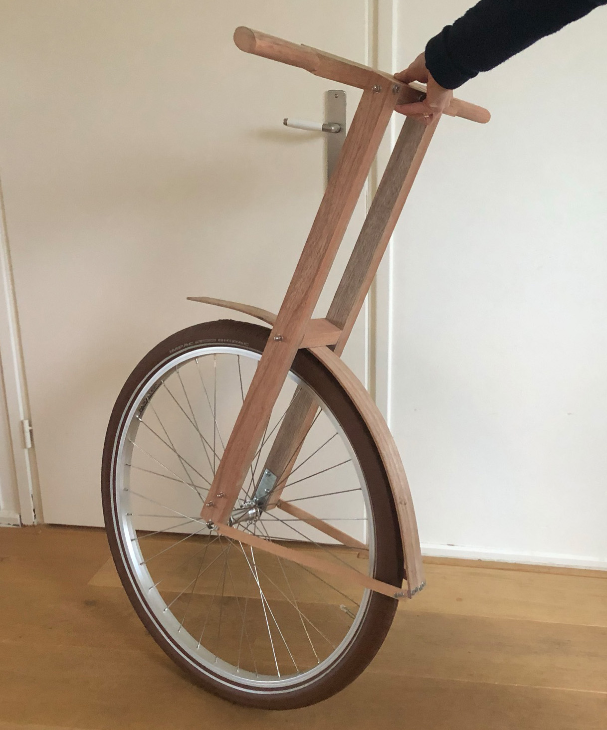 Interpretatief concept Geld rubber david maakt: Een fiets van hout - deel 1: de voorvork / A bicycle made of  wood - part 1: the front fork