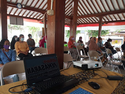 Digital Marketing Training for Micro Entrepreneurs in Wirogunan Village - Yogyakarta City