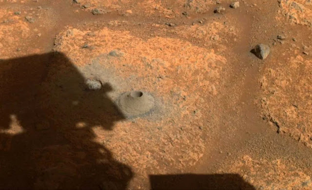 Essa imagem feita pela câmera do rover Perseverance no dia 06 de agosto de 2021 mostra o buraco feito pela broca do rover a fim de coletar sua primeira amostra em Marte