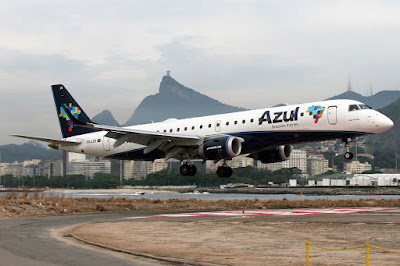 Resultado de imagem para aviões da azul no aeroporto santos dumont