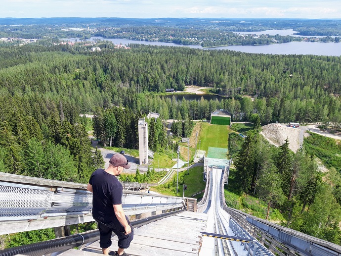 Näköalat mäkihyppytasanteelta Matti Nykäsen mäen näkötorni ja mäkikahvio / Laajavuoren hyppyrimäki / nähtävyys kesällä 2019