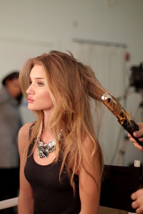 Celebrity Rosie Huntington Whiteley Long Wavy Hairstyle Pictures