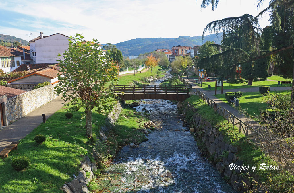 Casas junto al Nonaya de Salas, Asturias