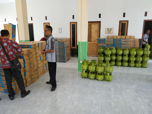 Kades Poncogati Bagikan Kompor Gas beserta Tabung Pada 300 KK Kades Poncogati Bagikan Kompor Gas beserta Tabung Pada 300 KK