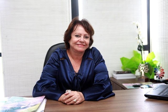 Secretária de Políticas para as Mulheres da Bahia, Julieta Palmeira, concede entrevista à Radio Ipirá FM 