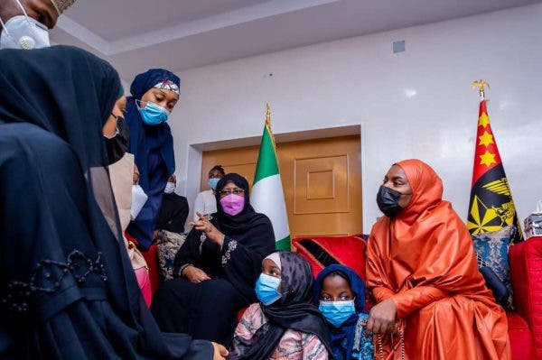 Check out the Photos of Aisha Buhari and her Children as they pay a condolence visit to the Chief of Army staff Family (Photos)