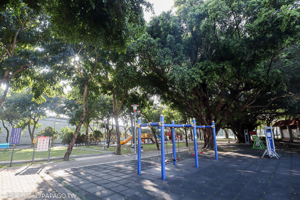 烏日機車考照練習場位於朝天宮媽祖廟旁，還有湖日公園可休閒運動