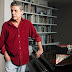 O Brasil precisa voltar a amar Chico Buarque.