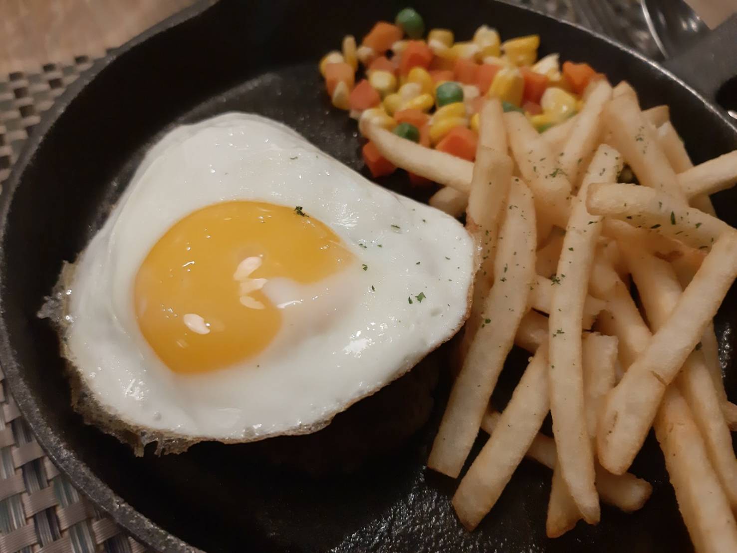 Sister egg. Пасхальное яйцо выжигание по дереву. Куриное яйцо инстаграм. Жареные перепелиные яйца. Sister egg.