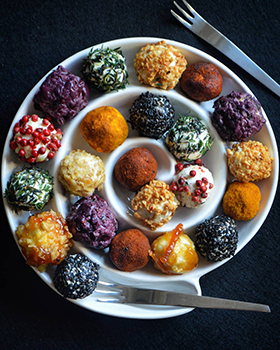 Bolinhas de queijo de cabra com crosta de temperos