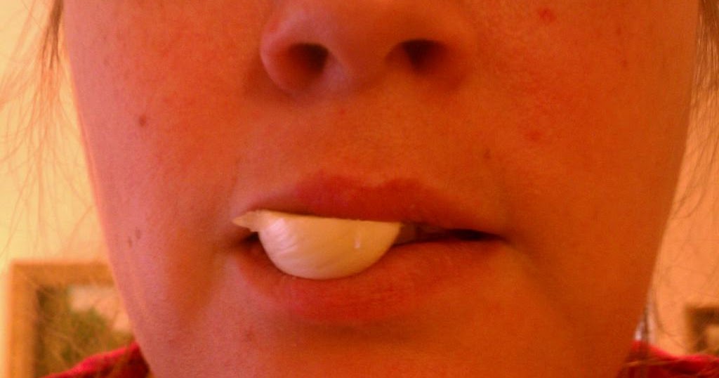 SHE HOLDS A GARLIC CLOVE BETWEEN HER LIPS FOR 5 MINUTES… WHAT IT DOES