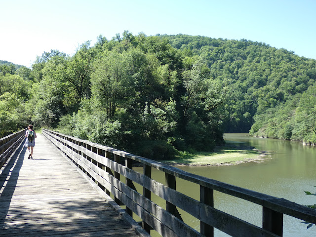 La voilà cette fameuse passerelle faite de planches.