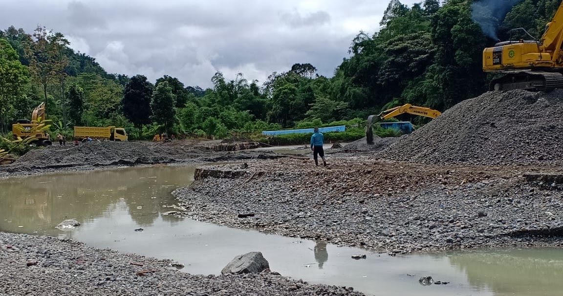 Diduga Tambang Illegal, 3 Unit Alat Berat Beroperasi di Cek Dam Lubuk