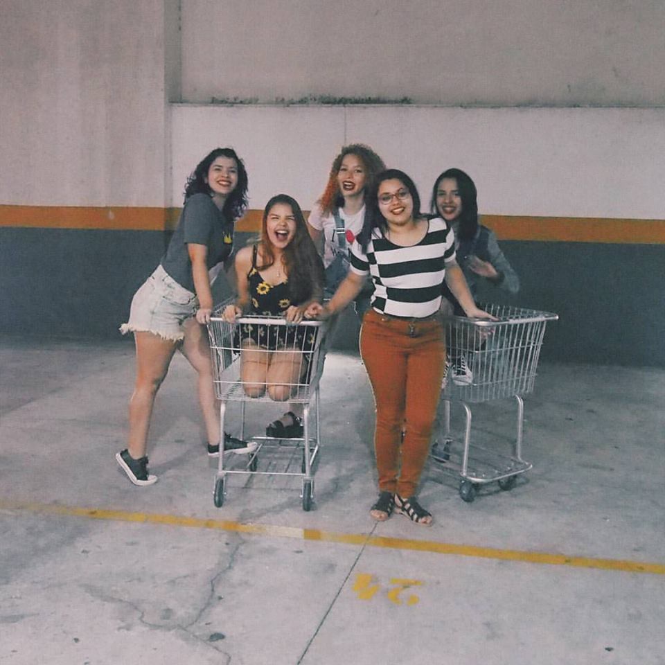 inspiração de fotos com amigas, fotos tumblr amigas, fotos no estacionamento, fotos legais meninas, fotos criativas inspiração de fotos com amigas, fotos tumblr amigas, fotos no estacionamento, fotos legais meninas, fotos criativas