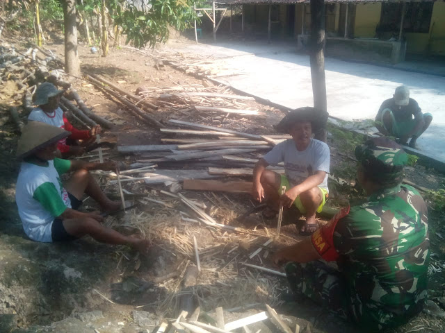 Babinsa Jatibatur Bantu Rehab Rumah Warga