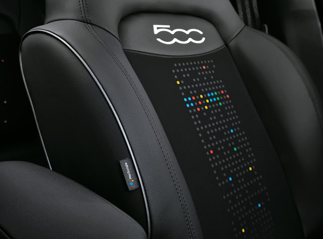 Immagine dei sedili interiori della Fiat 500 con i colori di Google sullo schienale.