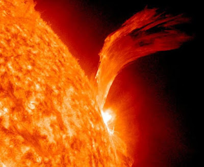 Cosa genera le "lingue" di plasma del Sole