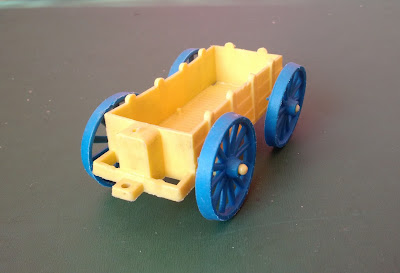 Brinquedo antigo de plástico, parte de uma carroça amarela com rodas azuis 10 cm de comprimento e 4cm de altura  R$ 10,00