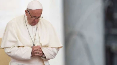 imagem do Papa Francisco rezando.