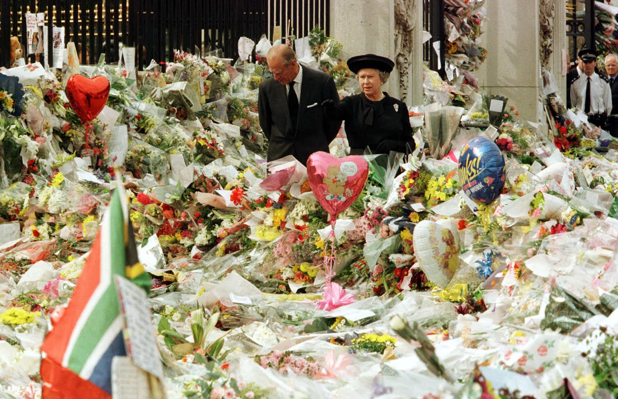 Похороны принцессы. Похороны принцессы Дианы 1997. Королева на похоронах Дианы.