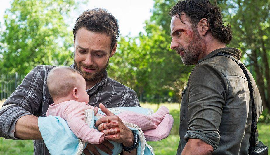 Aaron y su bebé en el episodio 8x03 de The Walking Dead