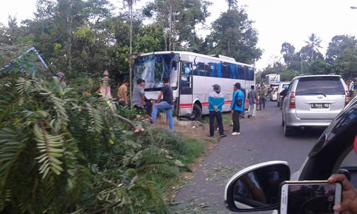 Beraking News 30 Foto Bus Rem Blong Menabrak 5 Mobil Dan 3 Sepeda Motor Di Temanggung