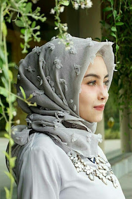 jilbab satin bermotif cewek manis berbulu