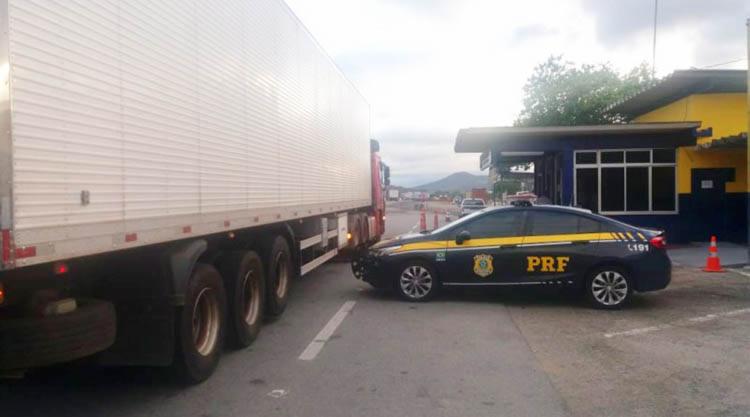 PRF apreende caminhão com mais de 2.800 litros de cerveja em Jequié