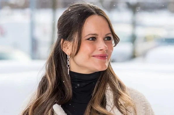 Pregnant Princess Sofia wore Chaos Queen earrings from Maria Nilsdotter Stockholm. 2nd day white coat faux fur. bamboo handle handbag