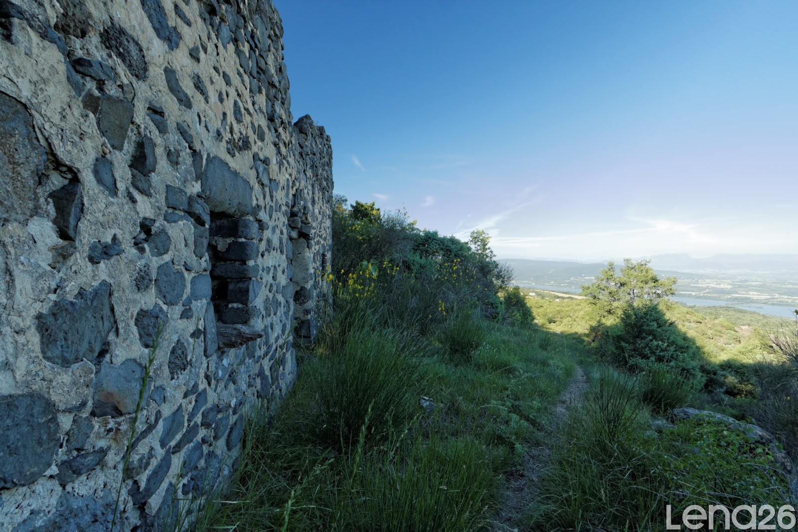 Balades en DrômeArdèche Rochemaure le Pic de Chenavari (Ardèche)