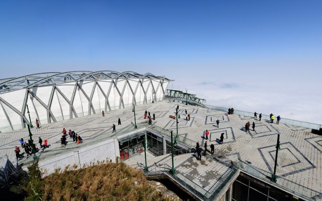 Looking from the station to an altitude of 3,000 m, the surrounding landscape floats clouds, majestic.