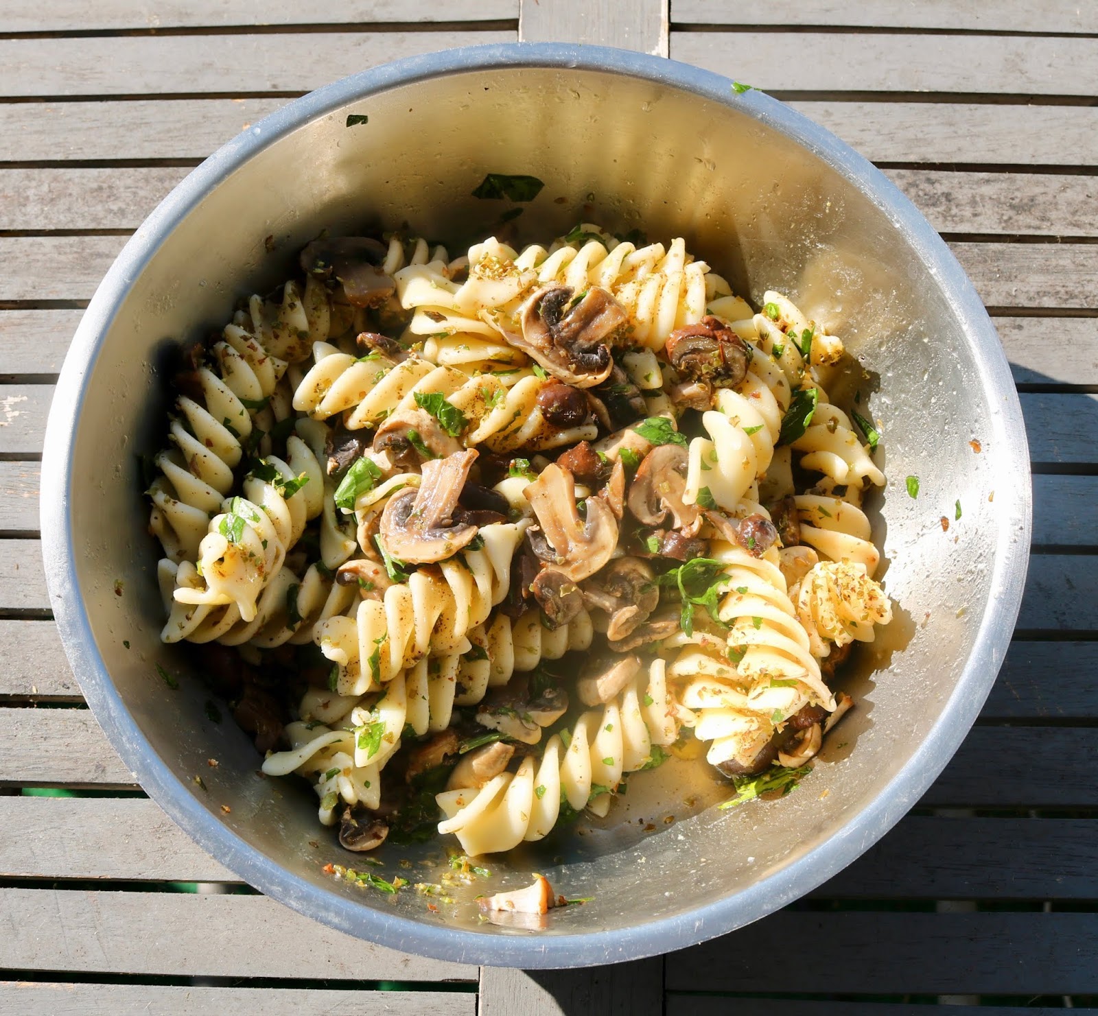 Pastasalat mit marinierten Pilzen