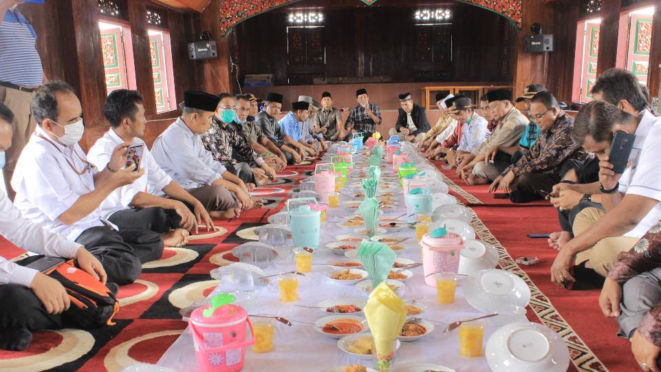 Para peserta acara acara Sosialisasi Persiapan Pemajuan Kebudayaan saat menikmati kuliner tradisi, Balai Adat Nagari Koto Gadang Koto Anau, Kamis 4 Februari 2021. (Dok. Istimewa) Para peserta acara acara Sosialisasi Persiapan Pemajuan Kebudayaan saat menikmati kuliner tradisi, Balai Adat Nagari Koto Gadang Koto Anau, Kamis 4 Februari 2021. (Dok. Istimewa)