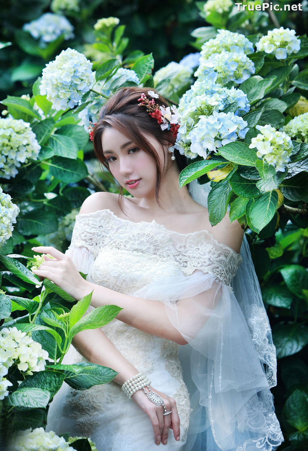 Image Taiwanese Model - 張倫甄 - Beautiful Bride and Hydrangea Flowers - TruePic.net - Picture-51